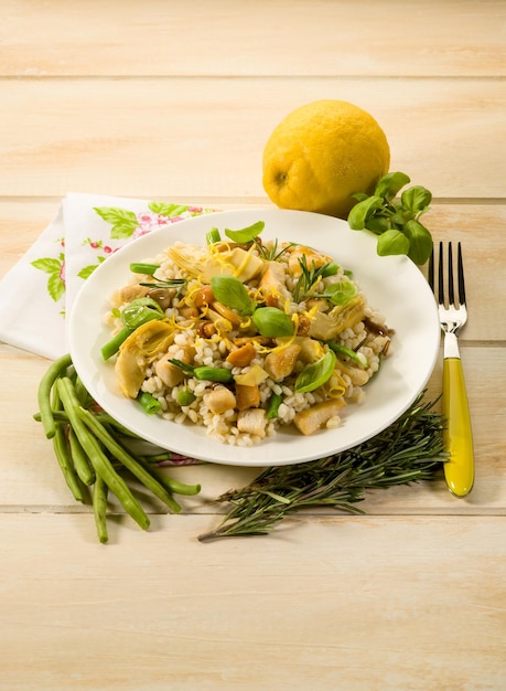 Risotto d'orge avec viande blanche d'artichaut aux champignons et haricots verts