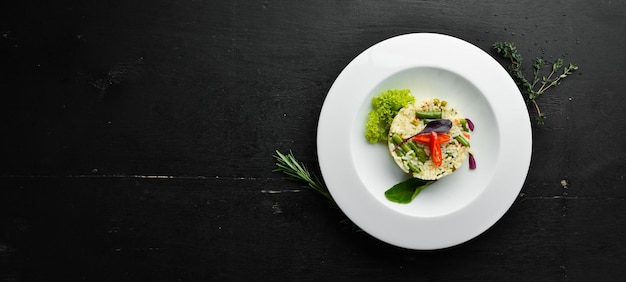 Risotto Riz aux légumes dans une assiette Vue de dessus Espace libre pour votre texte