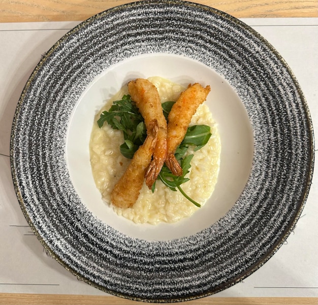 Risotto à la roquette et gros plan de crevettes croustillantes