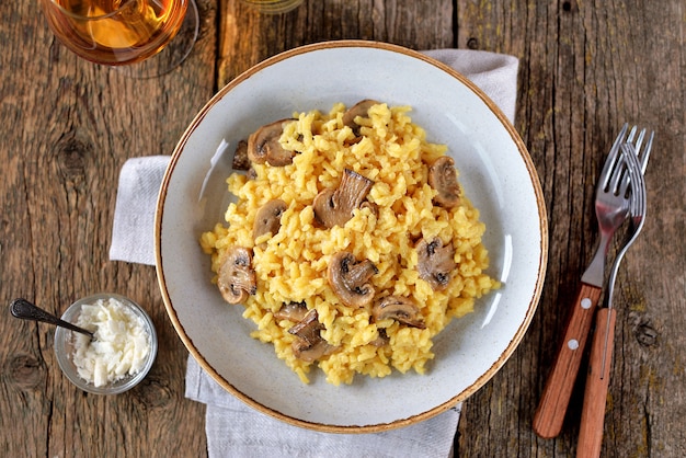 Risotto traditionnel aux champignons, safran, parmesan et légumes