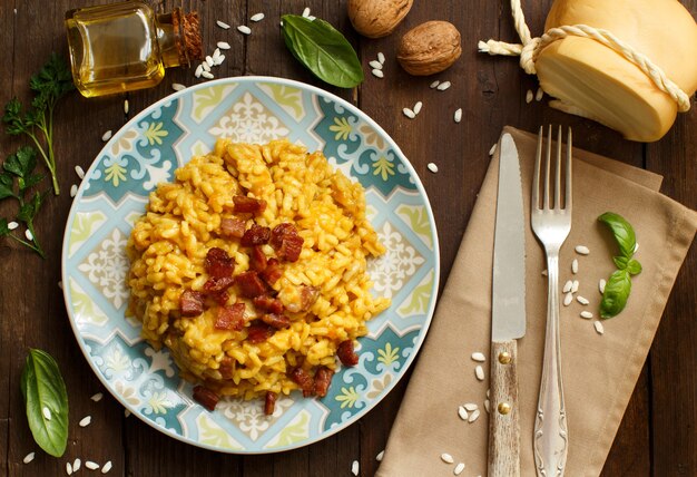 Risotto avec une vue de dessus de citrouille et bacon