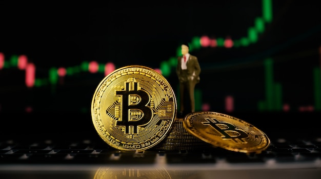 Le risque de fond de graphique boursier et de jouet d'homme d'affaires bitcoin peut se produire dans le commerce de crypto-monnaie
