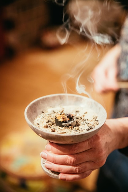 Photo rituel ésotérique traditionnel d'encens à la fumée de nouvelle année et de noël