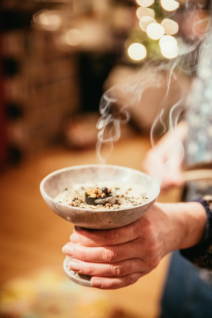 Rituel ésotérique traditionnel d'encens à la fumée de nouvelle année et de Noël