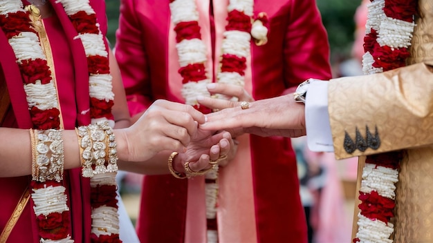 Rituel de mariage de mettre l'anneau sur le doigt en Inde