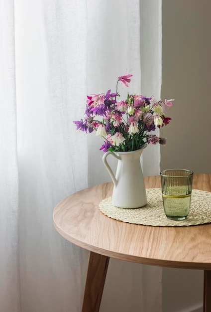 Le rituel quotidien du matin est un verre d'eau avec du citron à jeun L'intérieur d'une cuisine confortable