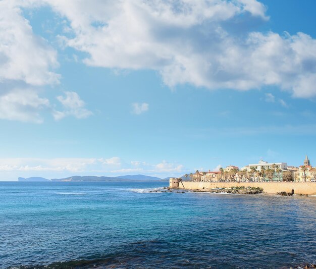 Rivage d'Alghero un jour de printemps nuageux