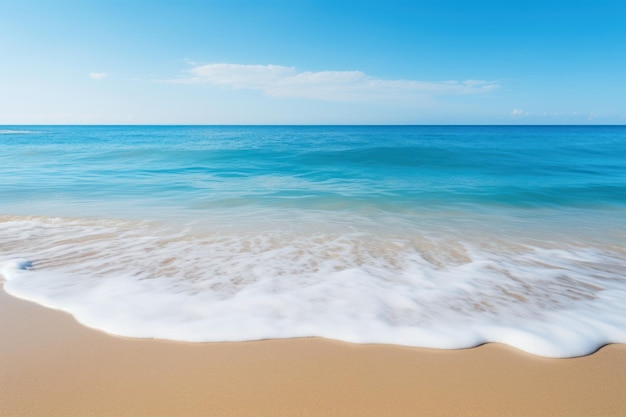 Le rivage à l'aube avec les vagues qui frappent doucement le rivage