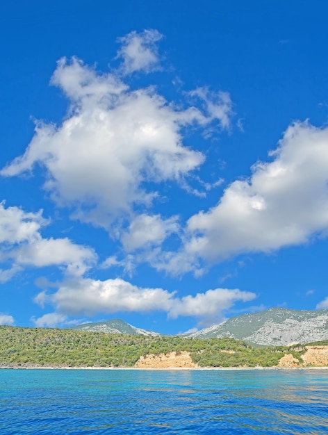 Rivage de Cala Gonone un jour nuageux