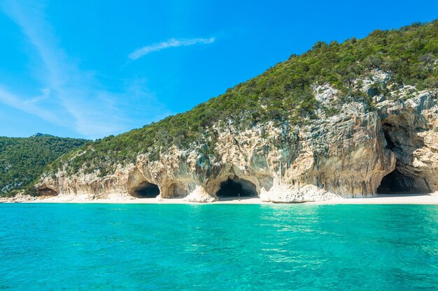 Rivage de Cala Gonone par temps clair Sardaigne