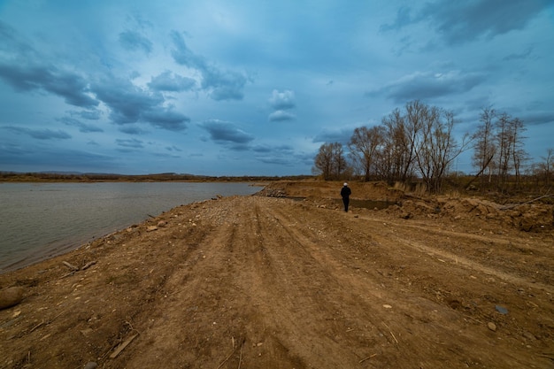 Rivage du lac sablonneux par temps nuageux