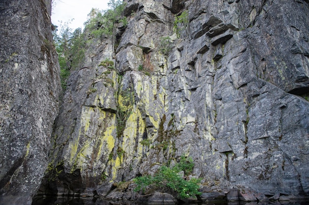 Le rivage est fait de falaises abruptes grotte de pierre faite de granit et de marbre