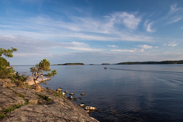 rivage de l'île en mer au coucher du soleil