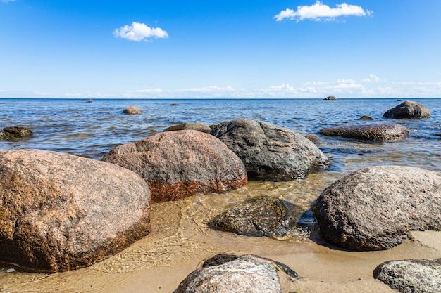 Rivage de la mer baltique en été avec des rochers