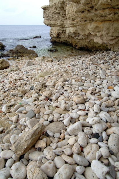 Rivage en pierre de paysage marin de la Mer Noire