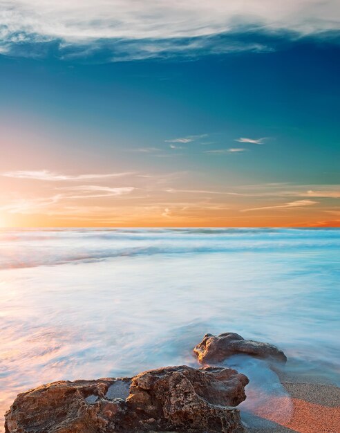 Rivage rocheux au coucher du soleil en Sardaigne