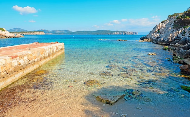 Rivage rocheux de Cala Dragunara par temps clair Sardaigne