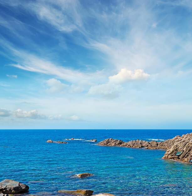 Rivage rocheux de Costa Paradiso un jour nuageux