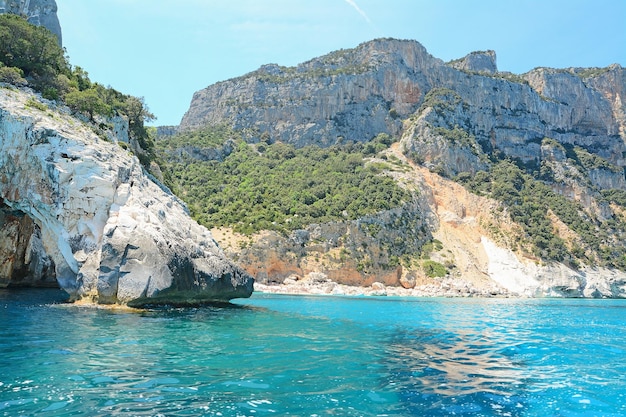 Rivage rocheux du golfe d'Orosei vu de l'eau tourné en Sardaigne Italie