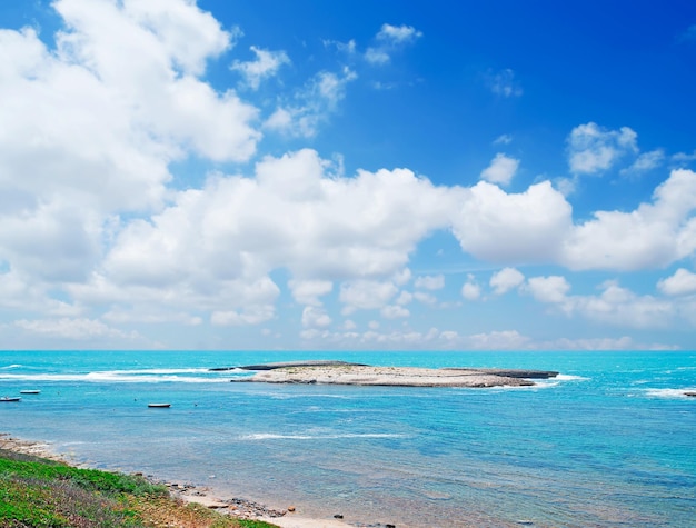 Rivage rocheux un jour d'été nuageux