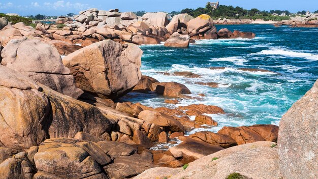 Rivage rocheux de la Manche sur le site de Ploumanac'h