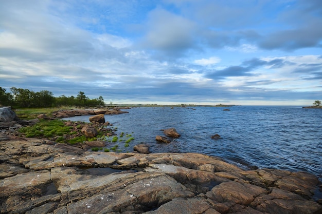 Le rivage rocheux de la mer Blanche