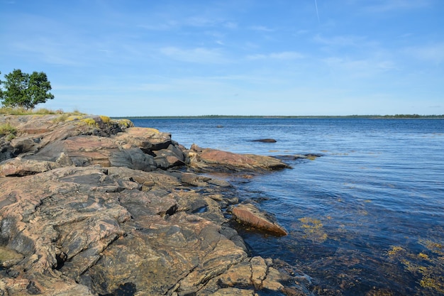 Le rivage rocheux de la mer Blanche