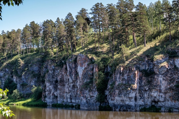 Le rivage rocheux d'une rivière pittoresque