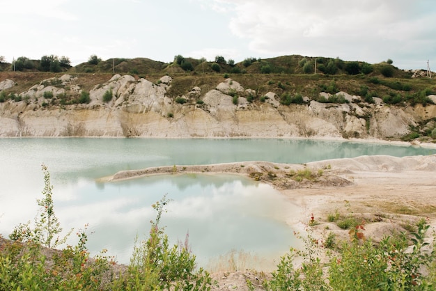 Rive avec argile blanche gros plan eau azur turquoise dans un étang lac peu profond avec une surface brillante d'eau bleu clair