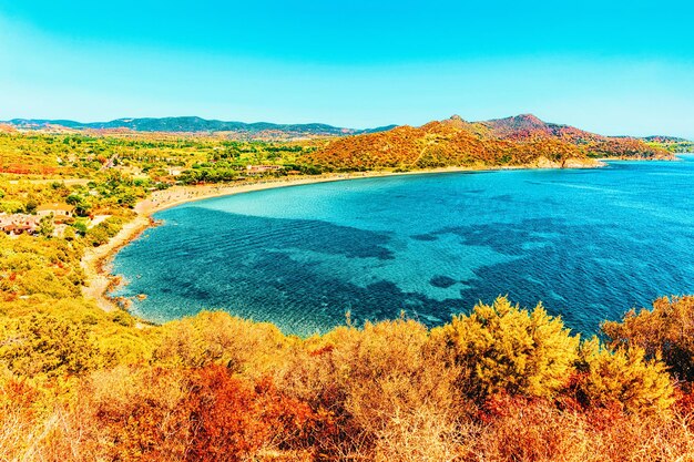 Rive de la belle plage de Villasimius à la baie des eaux bleues de la mer Méditerranée sur l'île de Sardaigne, Italie en été. Région de Cagliari.