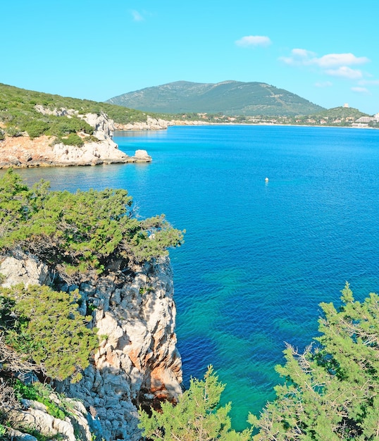 Rive de Cala Dragunara par temps clair Sardaigne