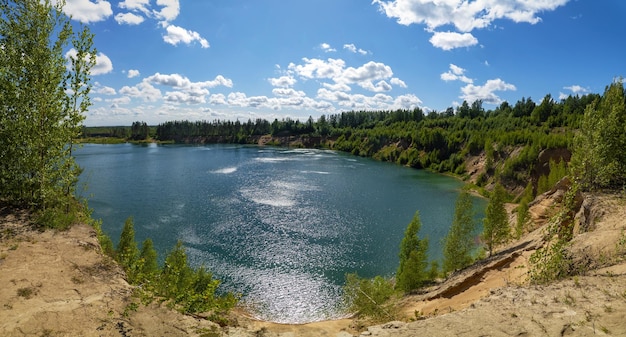 Sur la rive de la carrière Pugarevsky Paysage d'été Région de Leningrad Vsevolozhsk