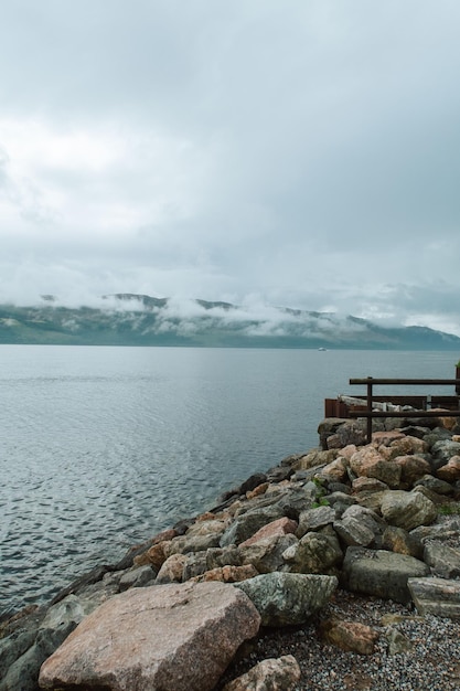 Photo rive à côté du loch ness en ecosse