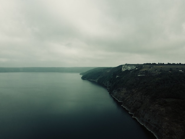 La rive du fleuve Dniestr près des collines rocheuses de Bakotas