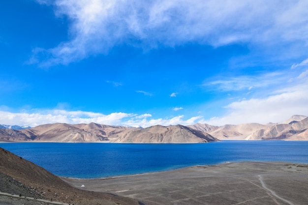 Rive du lac Pangong à Leh, Ladakh, Inde