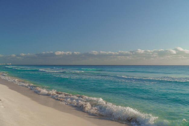 Rive de la mer sur la plage des Caraïbes dans la zone Hoteleria à Cancun Quintana Roo Mexique