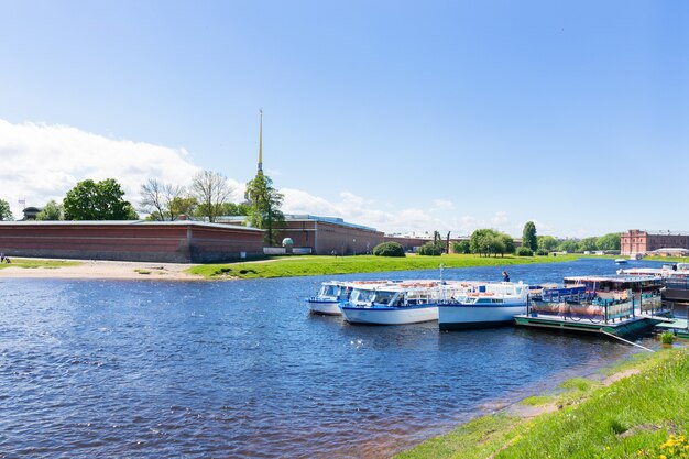 Rive de la rivière Neva, forteresse Pierre et Paul et bateaux touristiques à pied. Journée ensoleillée d'été - Saint-Pétersbourg, Russie, mai 2021