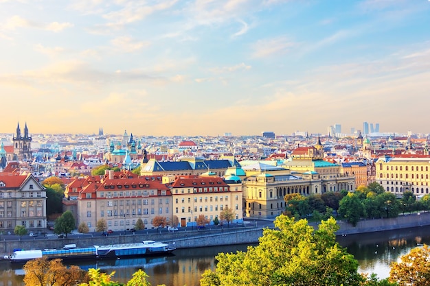 Rive de la rivière de Prague avec la place de la vieille ville et le théâtre national