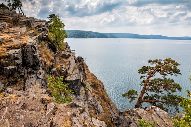 La rive rocheuse d'un lac pittoresque