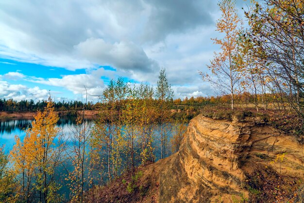 La rive sablonneuse d'un lac de montagne à l'automne .région de Leningrad.