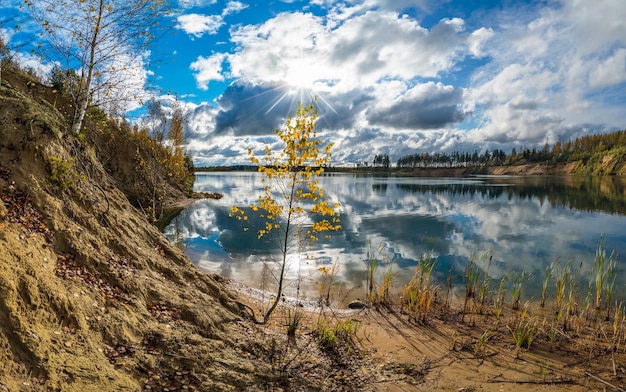 La rive sablonneuse d'un lac de montagne à l'automne .région de Leningrad.