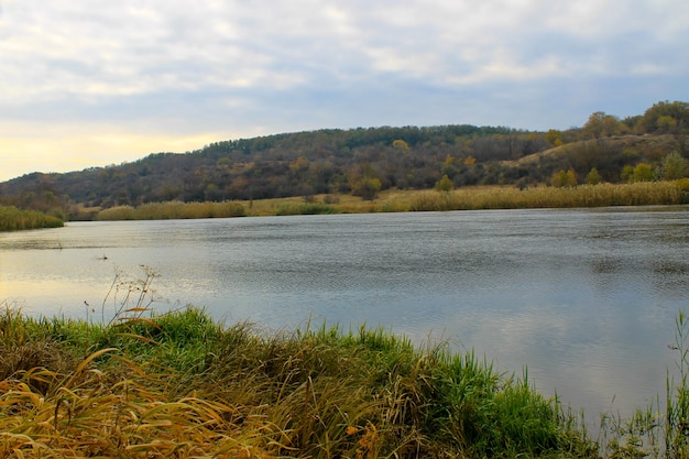 River Southern Bug en Ukraine à l'automne