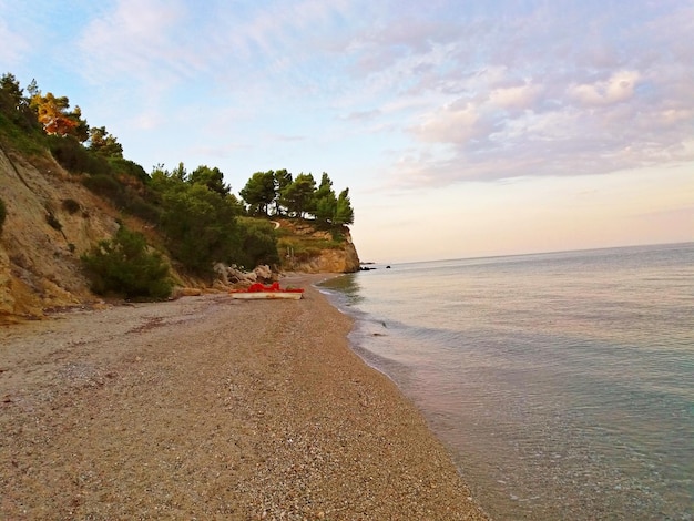 Les rives de la mer Méditerranée et une falaise le matin