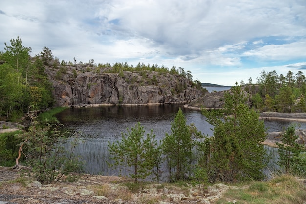 Rives rocheuses d'un lac