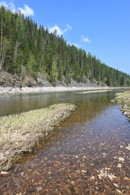 Les rives rocheuses de la rivière Zilim au printemps