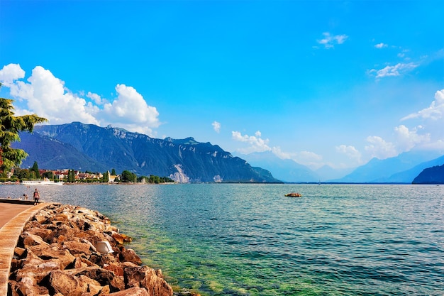 Riviera avec les montagnes des Alpes et le lac Léman à Vevey, canton de Vaud, Suisse. Les gens en arrière-plan