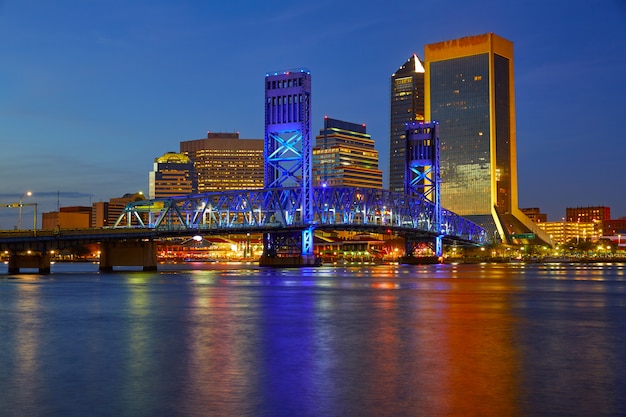 Rivière au coucher du soleil sur la ville de Jacksonville en Floride