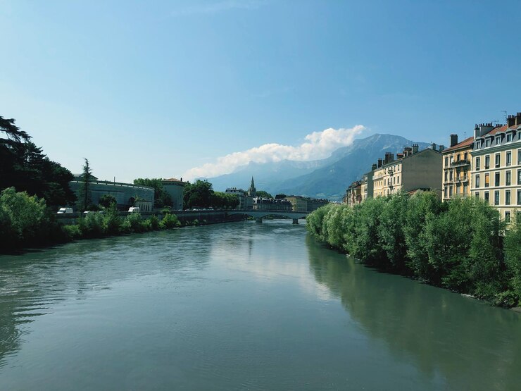 Photo la rivière au milieu des bâtiments contre le ciel bleu