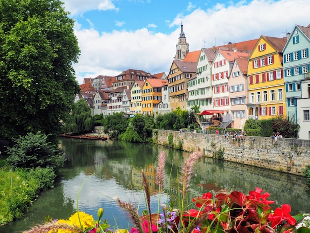 Photo la rivière au milieu des bâtiments de la ville contre le ciel