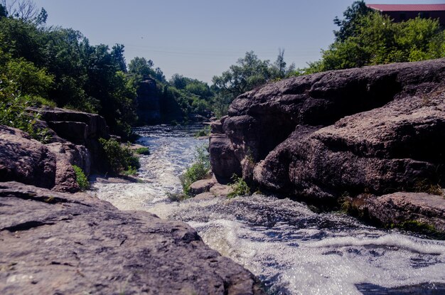 Photo une rivière au milieu d'un magnifique canyon